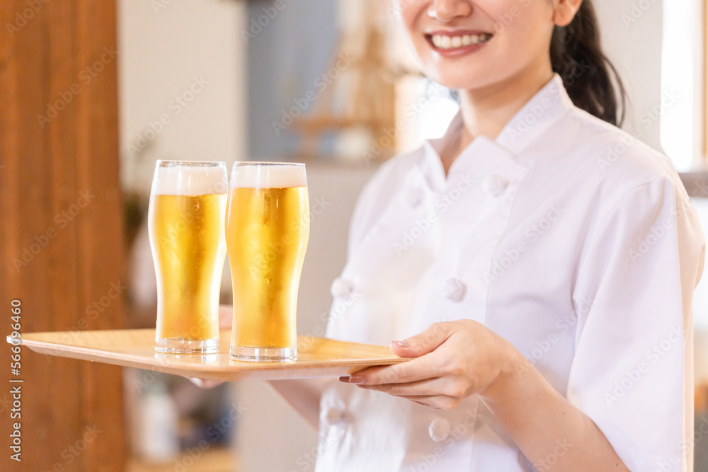 グラスの生ビールを持つ女性シェフ・調理師(アルコール・お酒) グラスの生ビールを持つ女性シェフ・調理師(アルコール・お酒)
