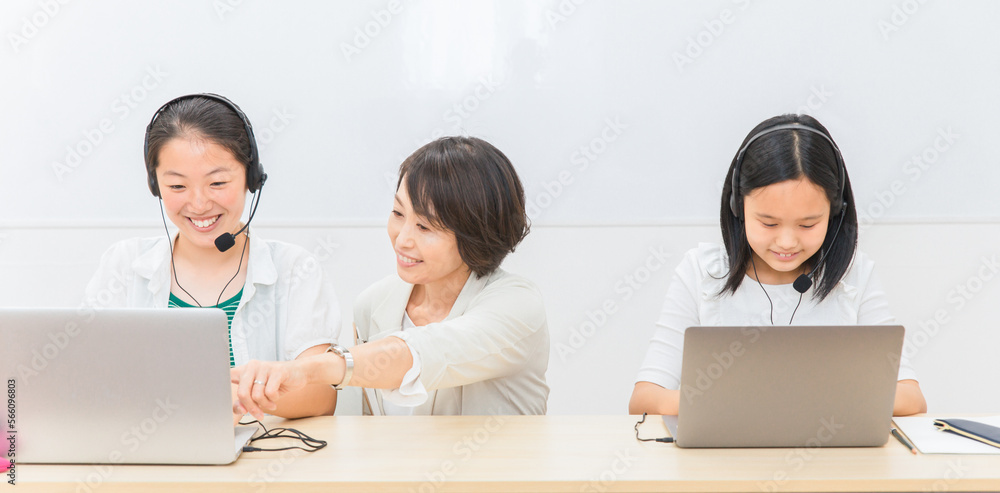 パソコンを使ってICT教育する先生と子供（女の子・日本人）