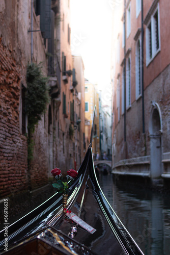 Detalle de góndola navegando por un canal en Venecia