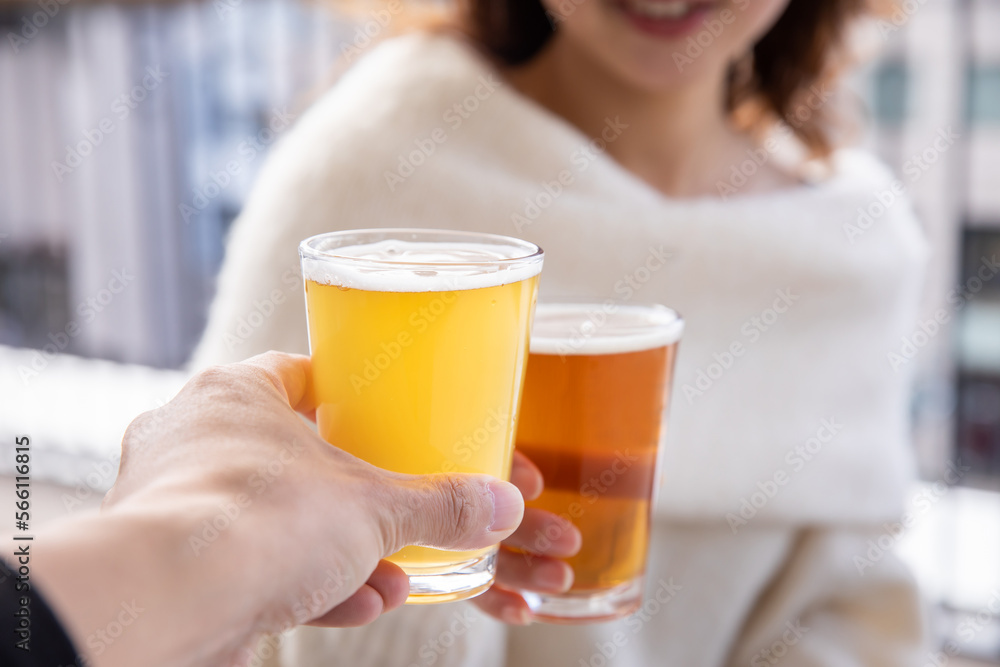 グラスビールで乾杯する手元 beer グラスビールで乾杯する手元 beer