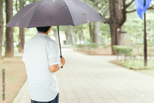 日傘をさす男性 parasol