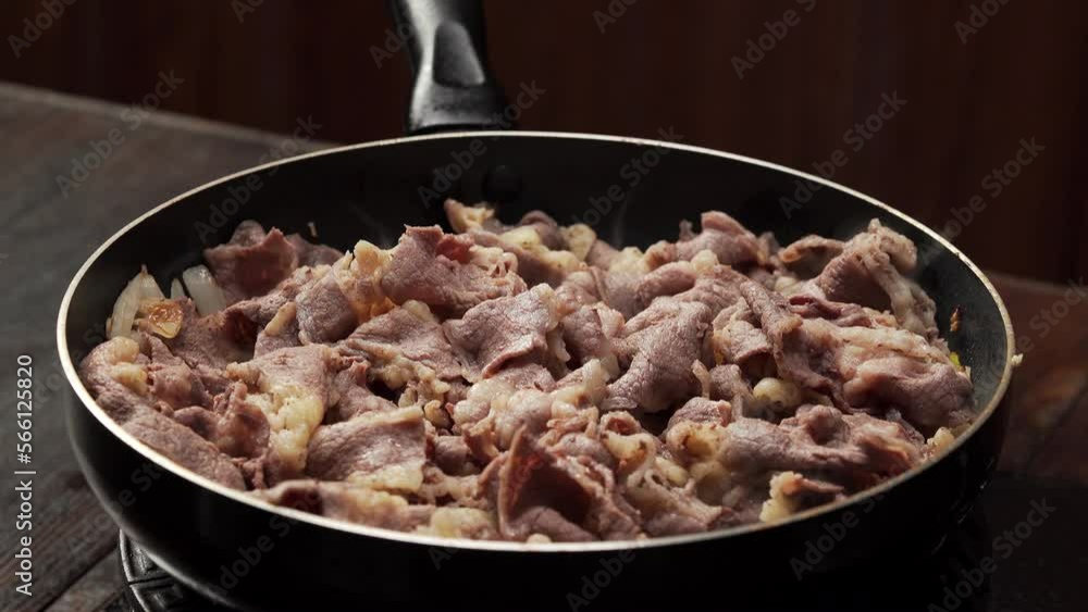 The production process of classic Japanese fast food dish fat beef rice The production process of classic Japanese fast food dish fat beef rice
