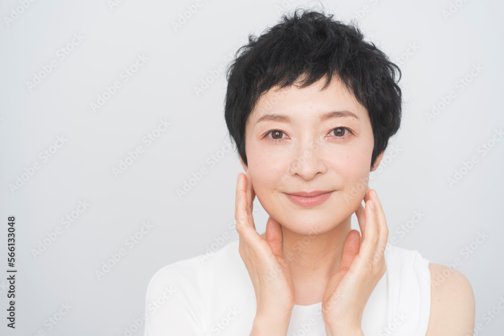 ベリーショートヘアの素肌の美しいアジア人女性ビューティーポートレート、ミドル世代、 ベリーショートヘアの素肌の美しいアジア人女性ビューティーポートレート、ミドル世代、