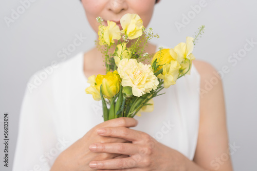 黄色い花束を持つ女性