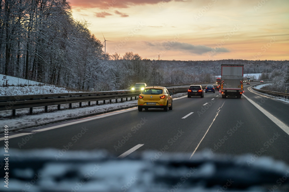 Verkehr auf der Autobahn im Winter, Deutschland