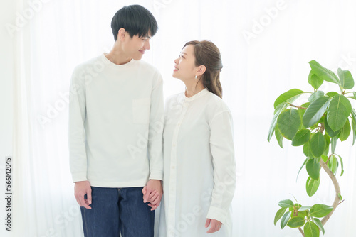 手を繋いで見つめ合うカップル