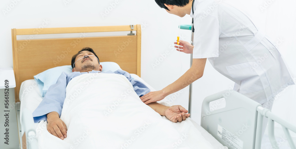 患者に点滴する看護師 患者に点滴する看護師