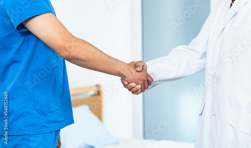 握手する医療従事者