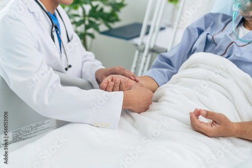 Foto 入院患者を診察する医師