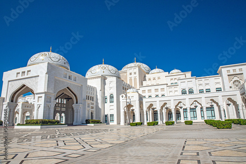 Cuadro en lienzo Abu Dhabi in united emirates louvre museum and mosque