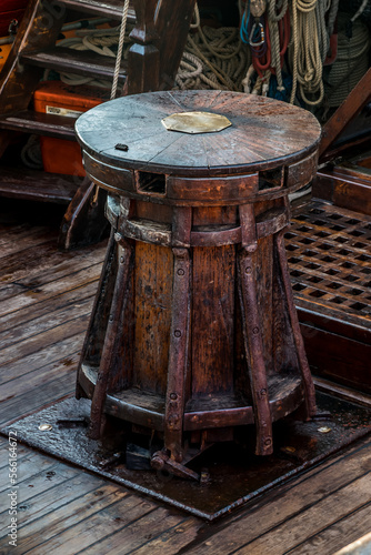 Tableau sur toile cabestan ancien en bois, pour enrouler ou dérouler une corde sur un bateau