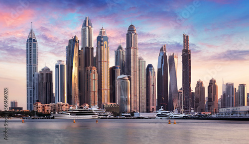 Fotografia Dubai skyline - Marina skyscrapers at dramatic sunrise, United Arab Emirates