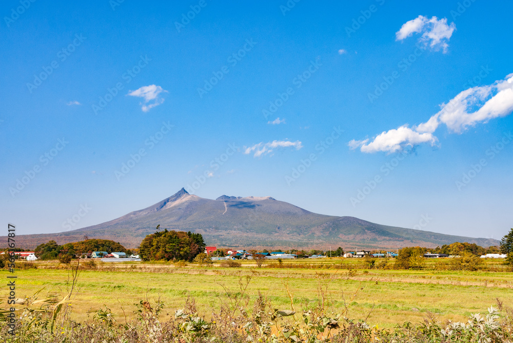 Fototapeta premium 大沼公園 駒ヶ岳と紅葉と青空 