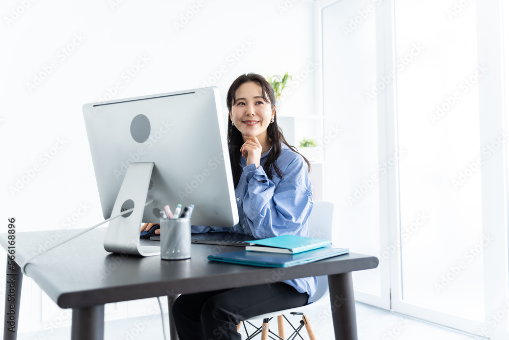 パソコン作業をする日本人女性 パソコン作業をする日本人女性