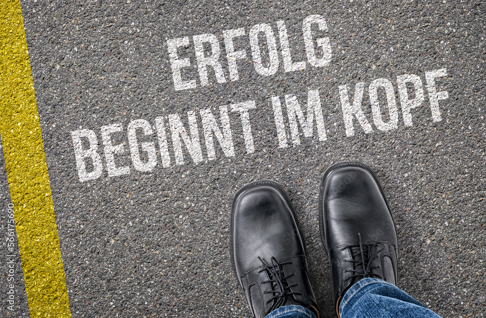 Text auf Boden - Erfolg beginnt im Kopf Text auf Boden - Erfolg beginnt im Kopf