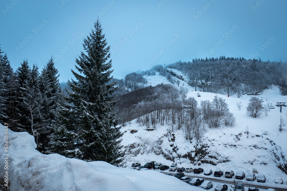 Montanhas cobertas de neve num dia frio de inverno com a instância de esqui ao fundo em Gourette nos Pirenéus Atlânticos, França Montanhas cobertas de neve num dia frio de inverno com a instância de esqui ao fundo em Gourette nos Pirenéus Atlânticos, França
