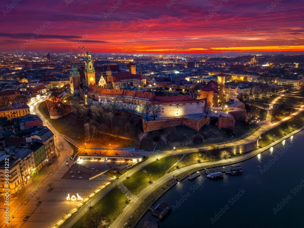 Widok Zamku na Wawelu z drona o płomiennym poranku