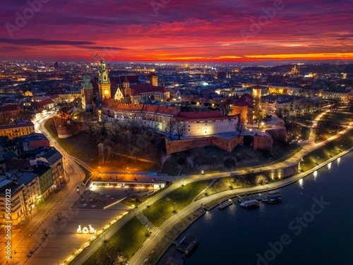 Widok Zamku na Wawelu z drona o płomiennym poranku © Michal45