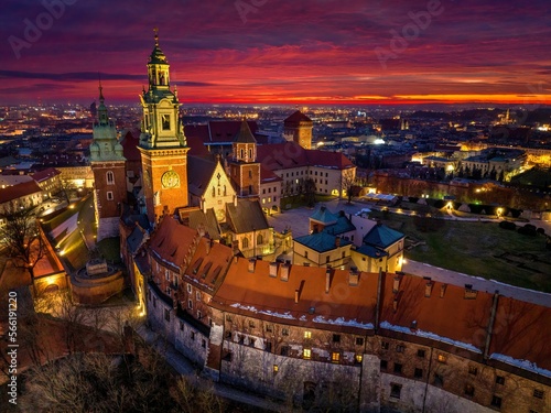 Wallpaper Mural Widok Zamku na Wawelu z drona o płomiennym poranku Torontodigital.ca