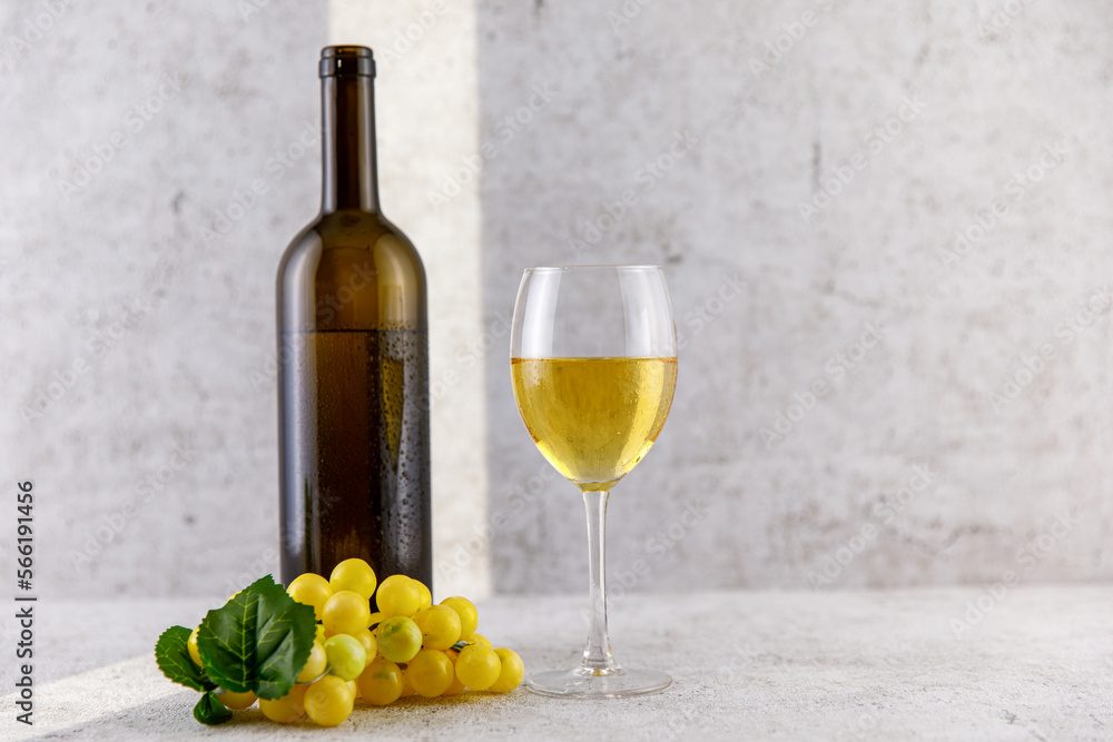Obraz premium Weißwein im Glas