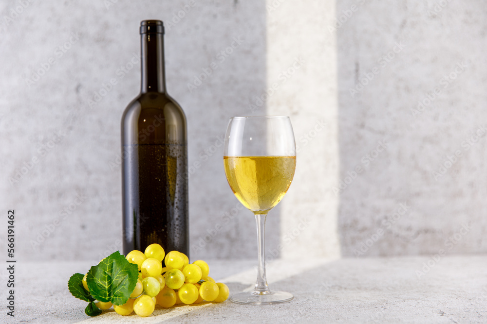 Obraz premium Weißwein im Glas