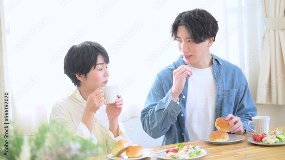 朝食を仲良く食べる新婚さんのイメージの動画 朝食を仲良く食べる新婚さんのイメージの動画