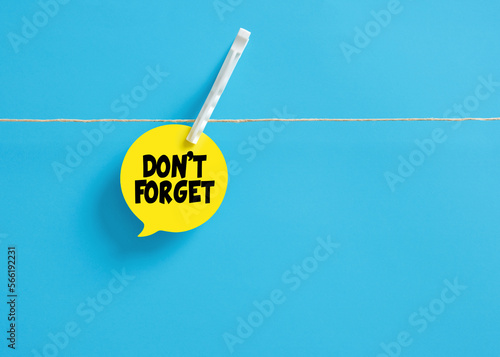 Foto Don't forget message reminder on a speech bubble hanging on clothesline with a clothespin