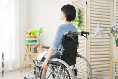 家で車椅子に乗る障がい者女性