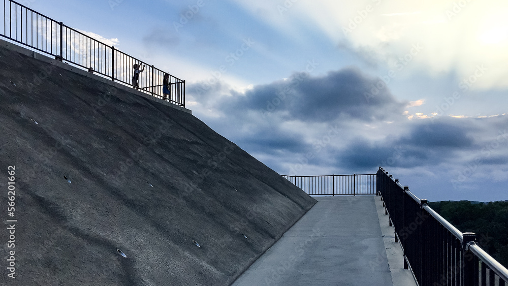 高い公園に上がる小道での影