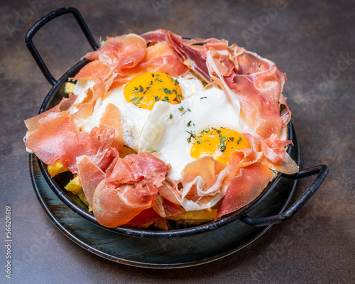 Quadro em tela Patatas con jamon serrano y huevos