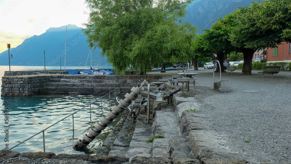 Fototapeta premium Brienzersee bei Interlaken in der schönen Schweiz mit archimedischer Schraube