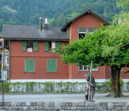 Brienzersee bei Interlaken in der schönen Schweiz mit geschnitztem Bär am Ufer photo