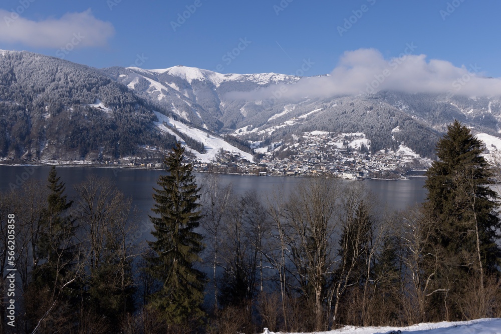 Obraz premium Winterlandschaft mit See und Stadt