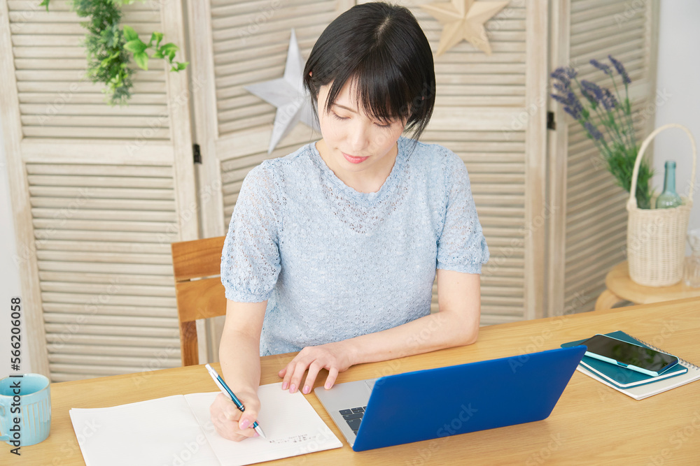 eラーニング 自宅でパソコンを使って勉強する女性 eラーニング 自宅でパソコンを使って勉強する女性