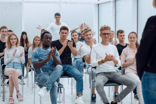 Fotografia casual group of young people meditating sitting on the floor.