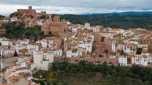 Pueblo de Vilafamés desde el aire en Castellón, España