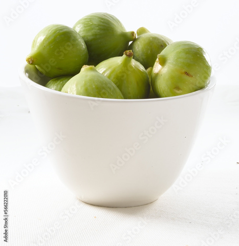 Higos verdes en cuenco sobre fondo blanco. Green figs in bowl on white background. photo