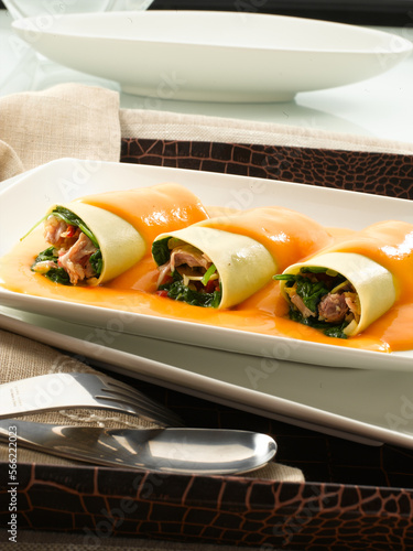 Canelones fríos rellenos de espinacas jamón  y salsa de pimientos. Cold cannelloni stuffed with spinach, ham and pepper sauce