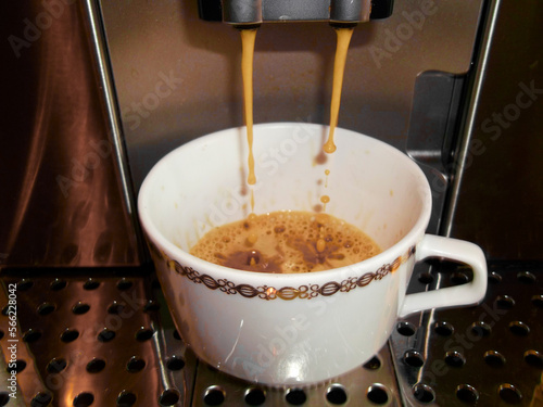 Eine Tasse Kaffe am Kaffeevollautomaten
