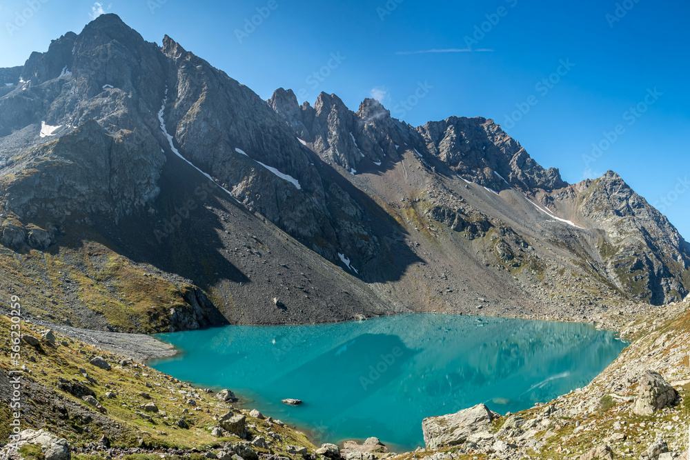 Lac Blanc  ,Paysage de la chaîne de Belledonne en été ,Isère , Alpes .
