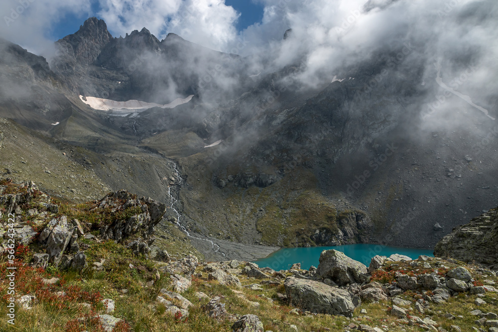 Lac Blanc  et Grand Pic de Belledonne ,Paysage de la chaîne de Belledonne en été ,Isère , Alpes .