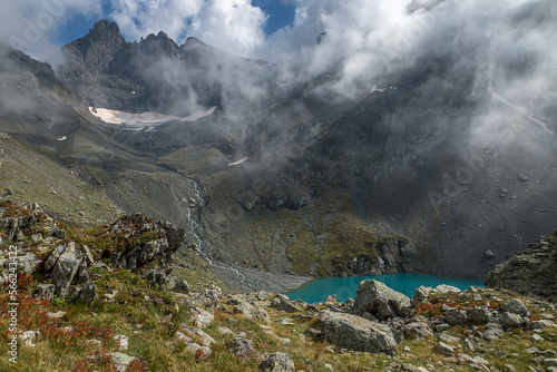 Lac Blanc et Grand Pic de Belledonne ,Paysage de la chaîne de Belledonne en été ,Isère , Alpes .