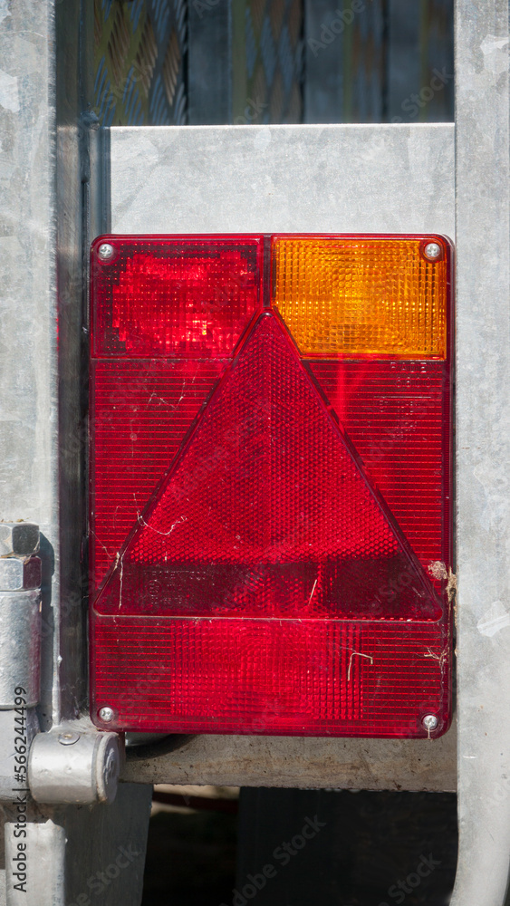 Panel de reflectores dicroicos rojo y naranja con forma de triángulo y cuadrado Panel de reflectores dicroicos rojo y naranja con forma de triángulo y cuadrado