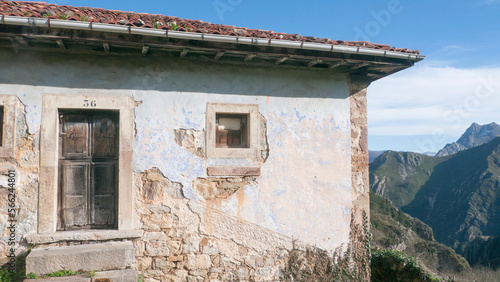Ventana de casa rural abandonada en montaña © Darío Peña