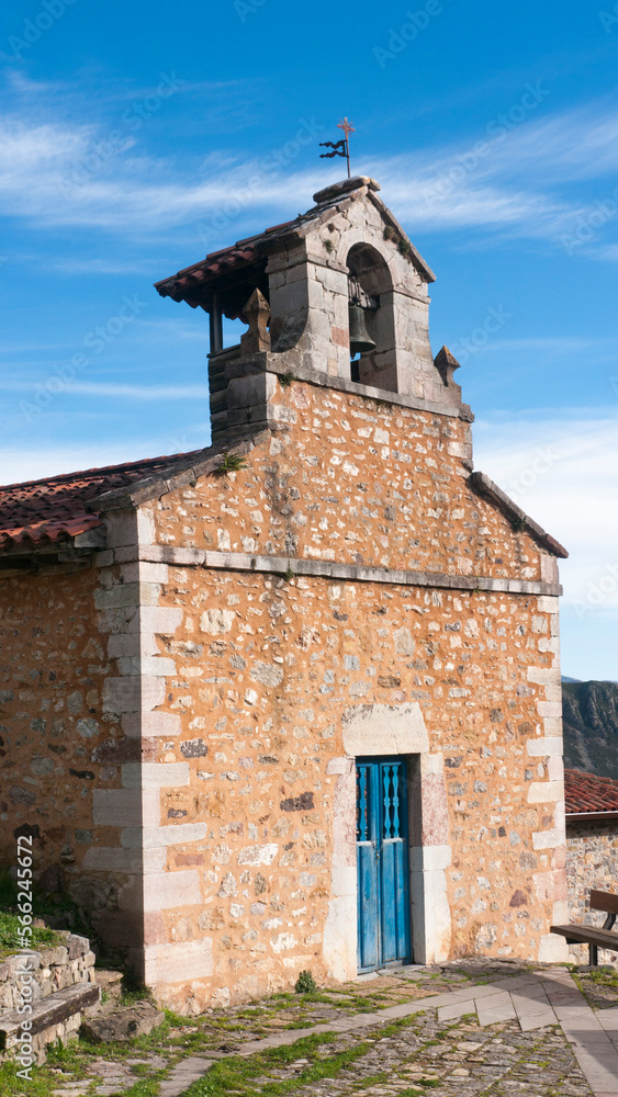 Pequeña iglesia medieval en pueblo de montaña