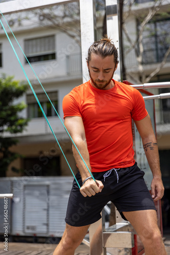 Man in sports clothing exercising in city © Cultura Creative
