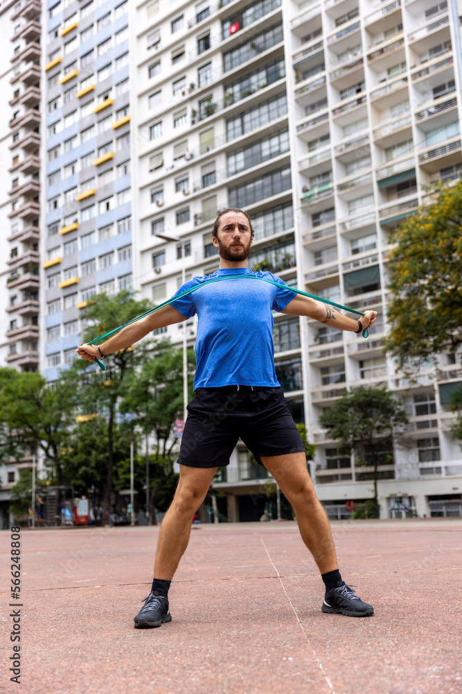 Brazil, Sao Paulo, Man exercising in city
