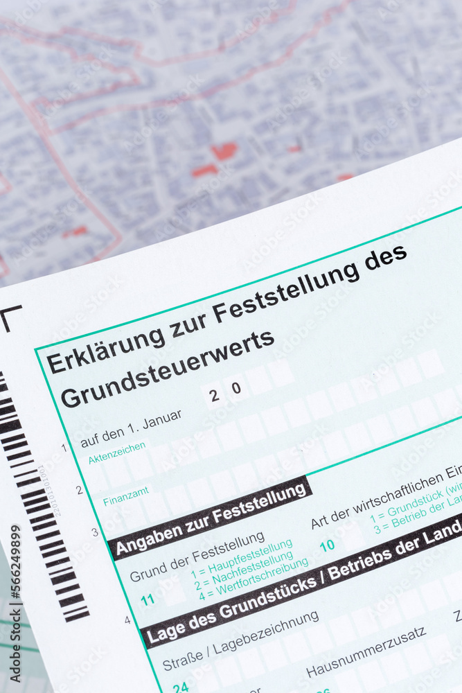 Obraz premium Meldebogen für die Grundsteuer Erklärung Grundsteuererklärung ans Finanzamt in Stuttgart, Deutschland