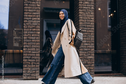 Foto Young muslim woman student walking in the street