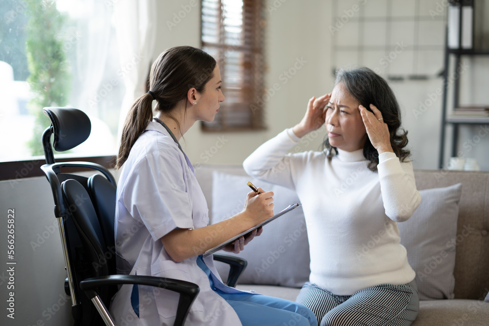Obraz premium Female doctor explaining diagnosis to her old patient.